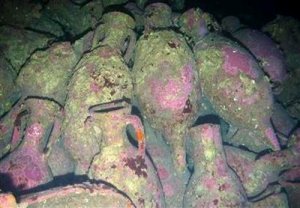 Anfore di un relitto Romano vicino a Ventotene (Reuters/Timmy Gambin/Aurora Trust)