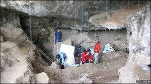 Il team scava in piccole aree per ottenere datazioni più precise (bbc)