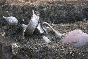 I due recipienti d'argento trovati ad Aigai (AP Photo/Aristotle University of Thessaloniki)