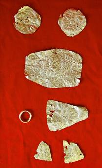 Dei gioielli d'oro rinvenuti (EPA) Dei gioielli d'oro rinvenuti (EPA)