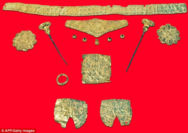 Gioielli d'oro nella tomba di una donna (AFP/Getty Images) Gioielli d'oro nella tomba di una donna (AFP/Getty Images)