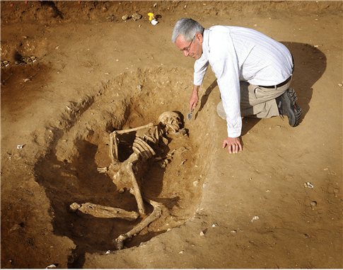 Il Prof. Will Bowden con lo scheletro (edp24.co.uk)