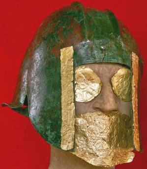 L'altro elmo trovato decorato con oro e delle lamine funebri (ansa) L'altro elmo trovato decorato con oro e delle lamine funebri (ansa)