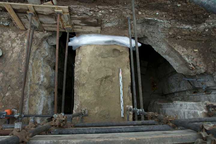 Le cavità semisferiche sul piano d’appoggio del pavimento che, probabilmente, consentivano la rotazione del pavimento (beniculturali.it)