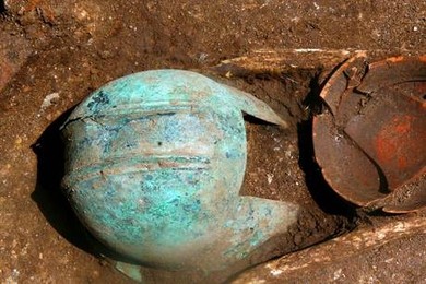 Un elmo in bronzo. Si pensa che 10 delle 24 tombe del periodo Arcaico (580-480 BC) appartengano ad aristocratici (ansa) Un elmo in bronzo (ansa)