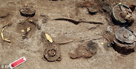 Una delle 11 tombe di donne trovate l'anno scorso (EPA) Una delle 11 tombe di donne trovate l'anno scorso (EPA)