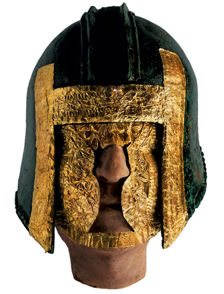 Una maschera d'oro e un elmo di bronzo con lamine in oro trovati nella tomba di un guerriero macedone ad Archontiko (Gianluca Colla-AFP Getty Images) Una maschera d'oro e un elmo di bronzo con lamine in oro trovati nella tomba di un guerriero macedone ad Archontiko (Gianluca Colla-AFP Getty Images)