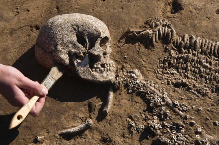 Donna della cultura della ceramica cordata vicino a Oechlitz e datata fra il 2700 e il 2200 a.C. (DDP)