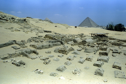 Il cimitero dei costruttori delle piramidi, con la Grande piramide sullo sfondo (drhawass.com)