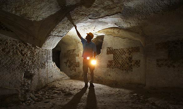 Simon Keay ispeziona le rovine della cantina (timesonline.co.uk) Simon Keay ispeziona le rovine della cantina (timesonline.co.uk)