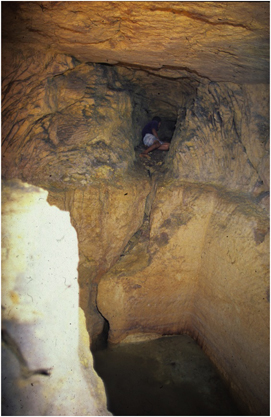 Un ragazzo esplora lo stretto tunnel nel punto più basso del condotto di Osiride (drhawass.com)