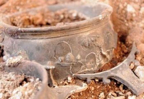 Alcuni dei recipienti rinvenuti (Bulphoto)