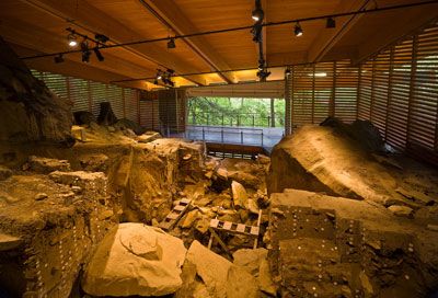 L'interno di Meadowcroft (heinzhistorycenter.org) L'interno di Meadowcroft (heinzhistorycenter.org)