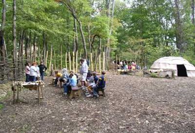 Ricostruzione di un accampamento indiano davanti a Meadowcroft (heinzhistorycenter.org) Ricostruzione di un accampamento indiano davanti a Meadowcroft (heinzhistorycenter.org)