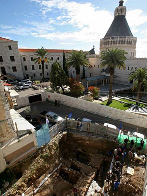 Sullo sfondo, la basilica dell'Annunciazione (AP)
