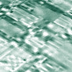 Al centro, due strutture di pali e trave (Herald de Paris)