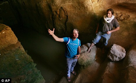 Al centro, Shimon Gibson (dailymail.co.uk)