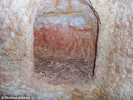 La grotta nella valle di Hinnom (dailymail.co.uk)