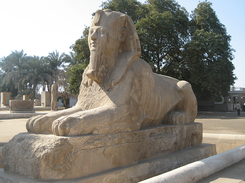 Poco rimane di Menfi. Qui, una sfinge (ccarlstead)