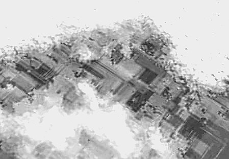 Una struttura simile ad un tempio davanti ad un'altra piattaforma, anche questa con qualcosa sopra (Herald de Paris)