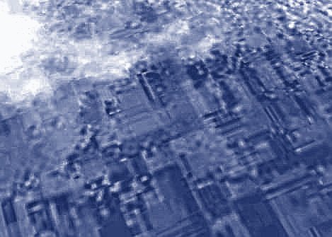 Una struttura simile ad un tempio e costruzioni su una piattaforma (Herald de Paris)