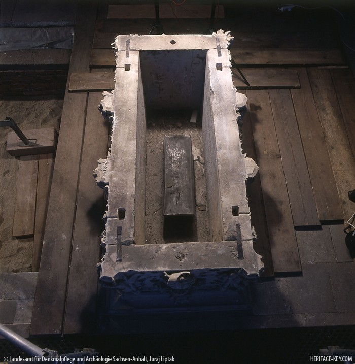 La tomba dopo l'apertura; sul fondo la bara (Landesamt für Denkmalpflege und Archäologie Sachsen-Anhalt, Juraj Liptak)