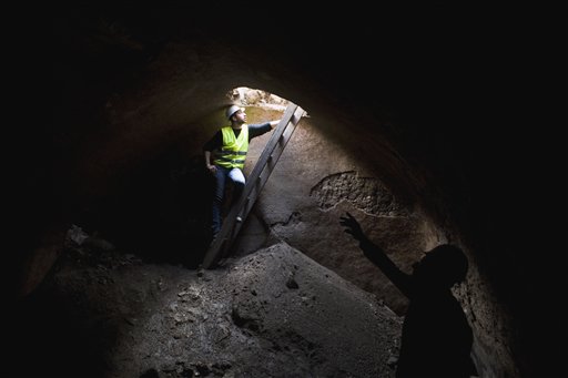 La strada si trova vicino a una cisterna dell'epoca qui fotografata (AP Photo/Bernat Armangue)