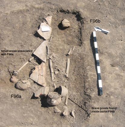 L'uomo era sepolto nella tomba F96a. Sopra di lui, nella F96b, ce n'era un altro (Tracy Prowse)