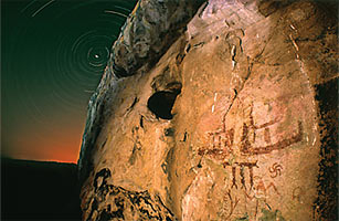 La rotazione antioraria delle stelle intorno alla stella polare così com'è vista sulla Painted Rock nella Carrizo plain, California (Rick Bury)