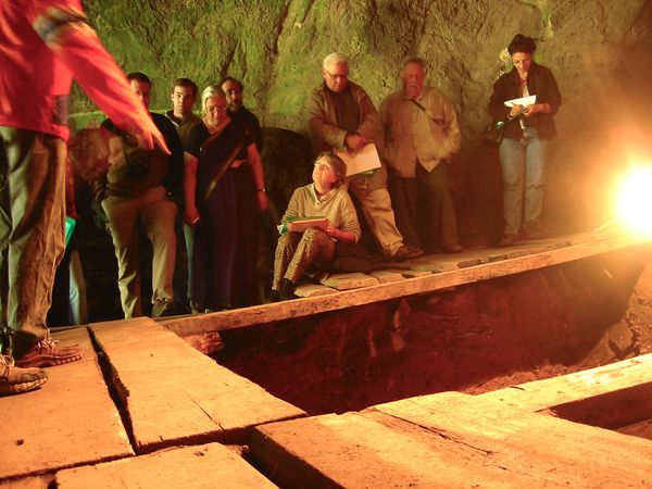 Una conferenza archeologica tenutasi nella grotta di Denisova nel 2005 (Johannes Krause)
