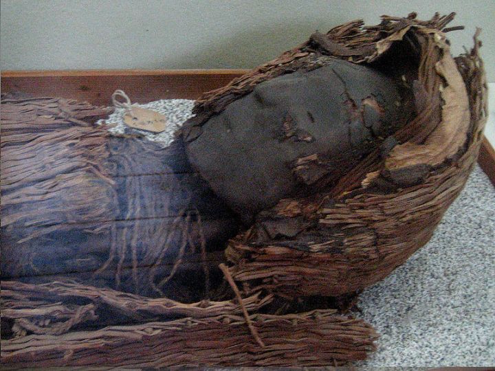 Testa di una mummia Chinchorro risalente a circa il 3.000 a.C. (wiki)