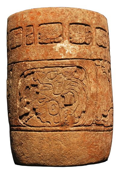 Su questo vaso di ceramica rinvenuto a Caracol è inciso il dio del sole Maya (Caracol Archaeological Project)