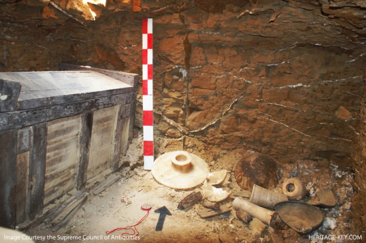 Un sarcofago e dei vasi rinvenuti (SCA)