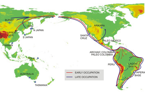 Lo scenario delle due migrazioni proposto nello studio. I punti blu rappresentano le recenti popolazioni umane; dai siti segnati in rosso provengono i campioni di paleoamericani (Mark Hubbe)