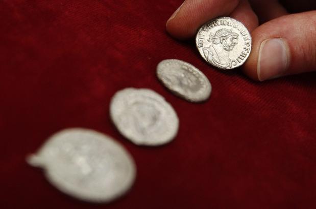 Quattro denarii d'argento raffiguranti Caurasio (AP Photo/Sang Tan)