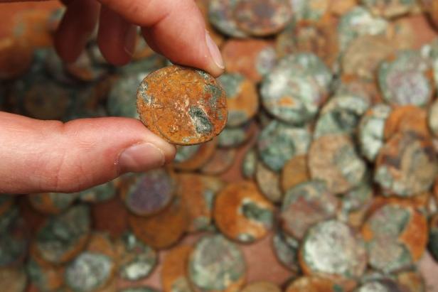 Una moneta di Carausio (AP Photo/Sang Tan)