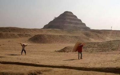 La piramide a gradoni di Djoser sullo sfondo (Reuters/Asmaa Waguih)