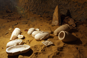 Manufatti, tra cui l'obelisco, recuperati nella tomba di Shendwa (Jennifer Willoughby)