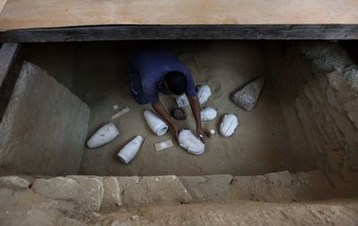 Oggetti funerari recuperati dalle due tombe (AP Photo/Nasser Nasser)