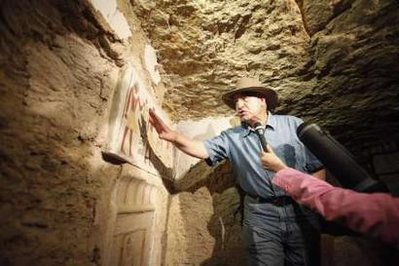 Zahi Hawass mostra ai media la porta falsa di Khonsu (Reuters/Asmaa Waguih)