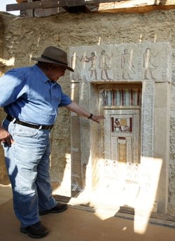 Zahi Hawass mostra ai media la porta falsa di Shendwas (AP Photo/Nasser Nasser)