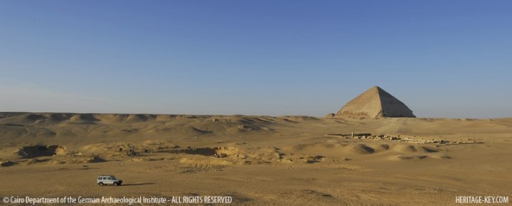 A sinistra, archeologi che scavano parte della strada rialzata (GAI)