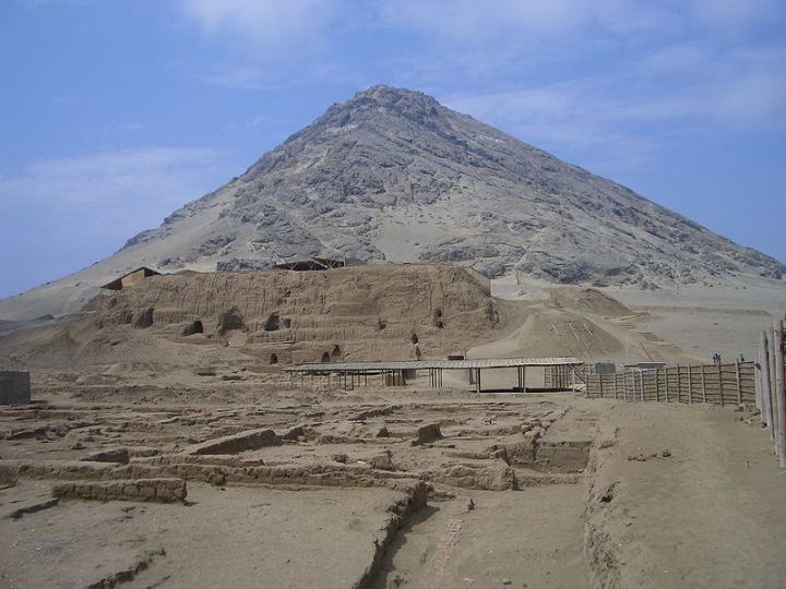 Huaca de la Luna e alle sue spalle il Cerro Blanco (wiki)