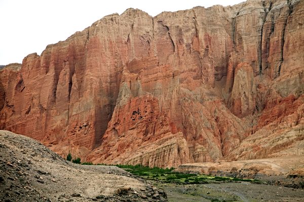 Un antico sistema di grotte, molto simile a quello dove di recente sono stati trovati resti umani, domina il villaggio di Drakkmar, nel Mustang superiore (Cory Richards)
