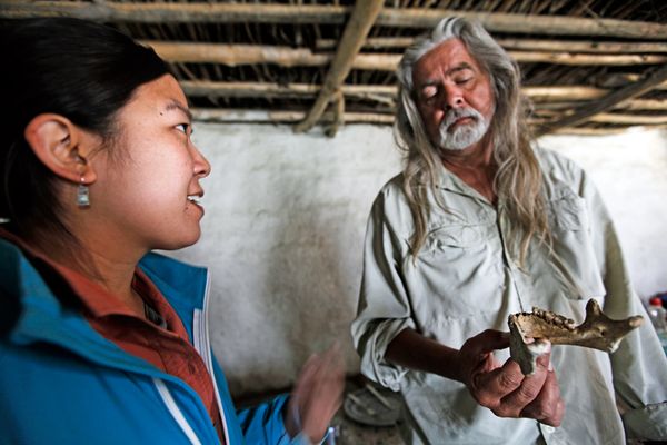 Jacqueline Eng e l'archeologo Mark Aldenderfer esaminano una mandibola trovata tra i resti delle tombe rupestri del Mustang (Cory Richards)