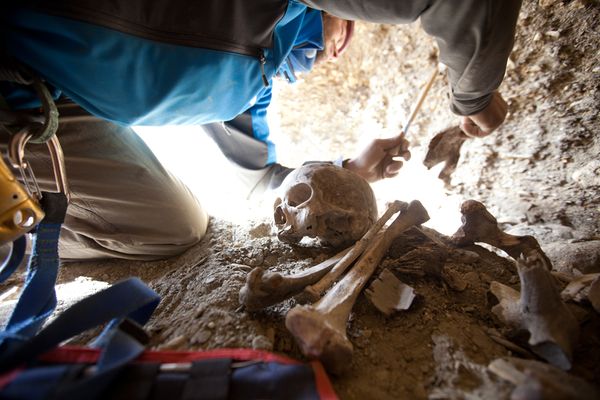 Lo scalatore Matt Segal sposta con delicatezza i resti umani (Cory Richards)