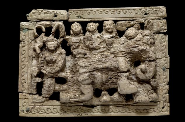 Donna sotto un ingresso. Begram, I secolo (National Museum of Afghanistan, Kabul)