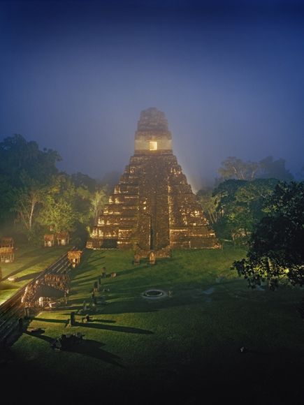 Il tempio maya del Grande Giaguaro a Tikal, illuminato a giorno (Simon Norfolk, National Geographic)