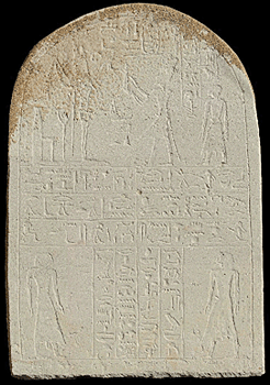 L'iscrizione su questa stele rinvenuta al Wadi Gawasis menziona due spedizioni a Punt e Bia-Punt durante il regno di Amenemhat III, della XII dinastia (ajaonline.org)