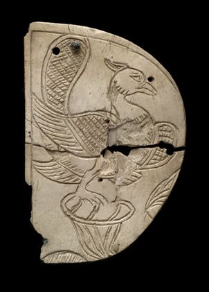 Un volatile crestato su un loto. Begram, I secolo (National Museum of Afghanistan, Kabul)